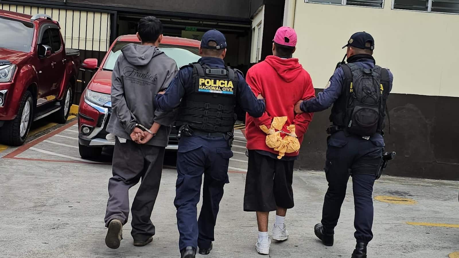 Los dos sospechosos intentaron escapar a bordo de una motocicleta. Foto: PNC