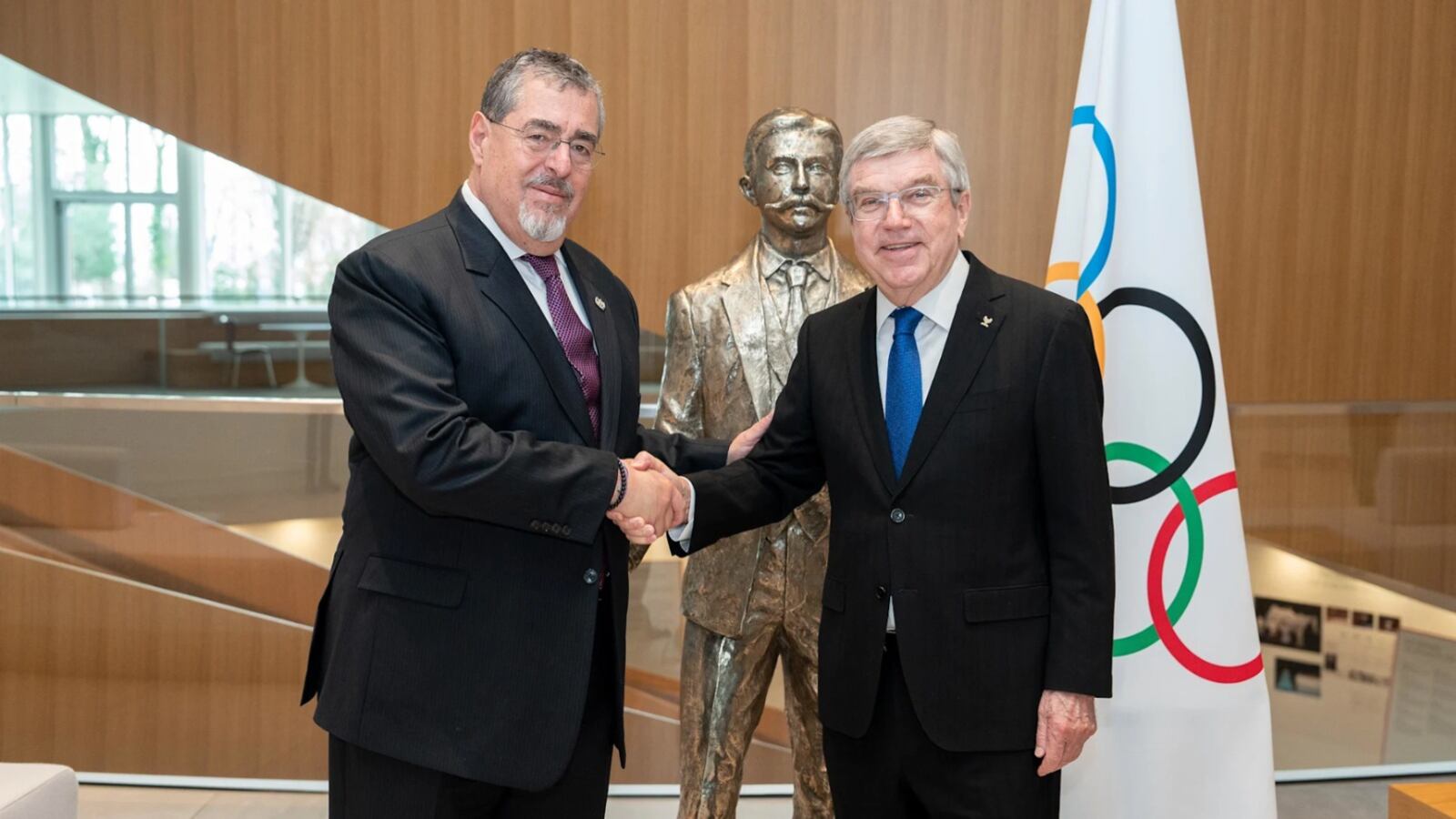 El presidente, Bernardo Arévalo, sostuvo una reunión con el presidente del Comité Olímpico Internacional (COI), Thomas Bach en la Casa Olímpica, en Lausana, Suiza.