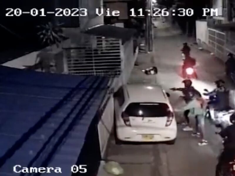 VIDEO. Banda de motoladrones intenta asaltar a tripulantes de vehículo