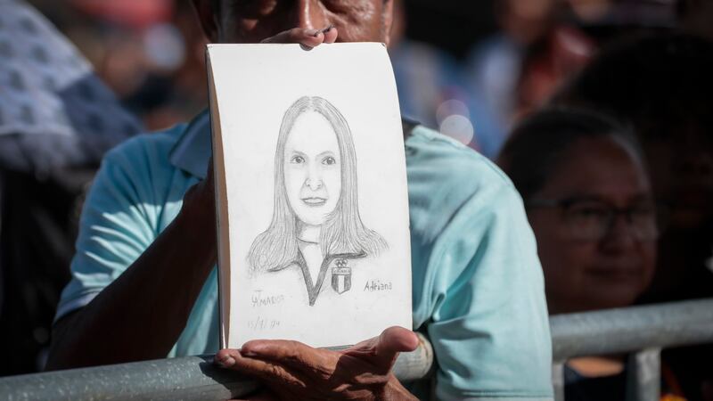 Chofer de autobús dibuja a la medallista olímpica Adriana Ruano