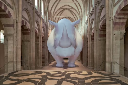 Un rinoceronte gigante se apodera de una iglesia medieval