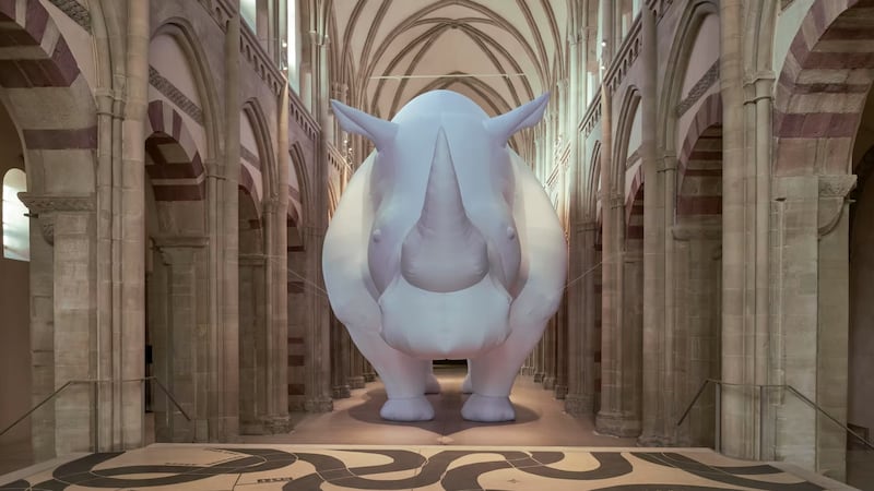Un rinoceronte gigante se apodera de una iglesia medieval