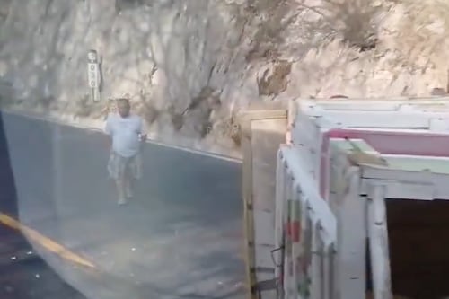 VIDEO. Camión vuelca en accidente múltiple y bloquea la carretera al Atlántico