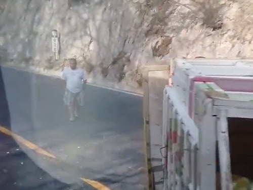 VIDEO. Camión vuelca en accidente múltiple y bloquea la carretera al Atlántico