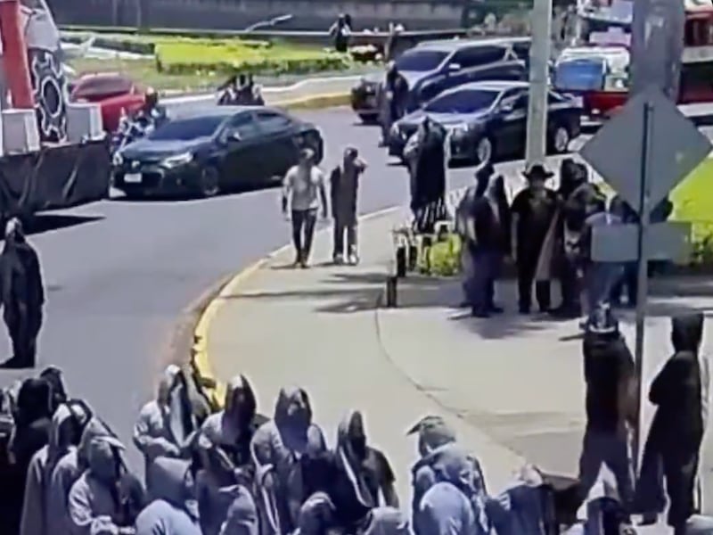 Encapuchados bloquean El Obelisco en este viernes