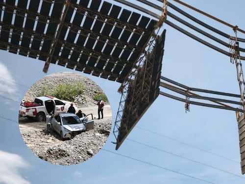 Carro cae de puente colgante de madera en Colombia