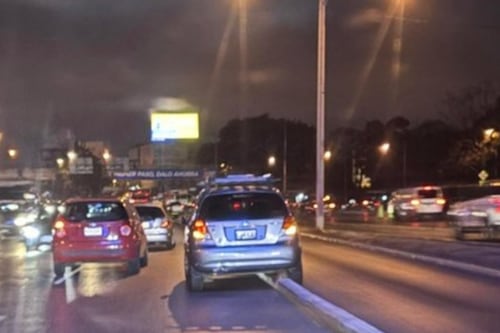 Camionetilla queda trabada en un bordillo de la calzada Roosevelt