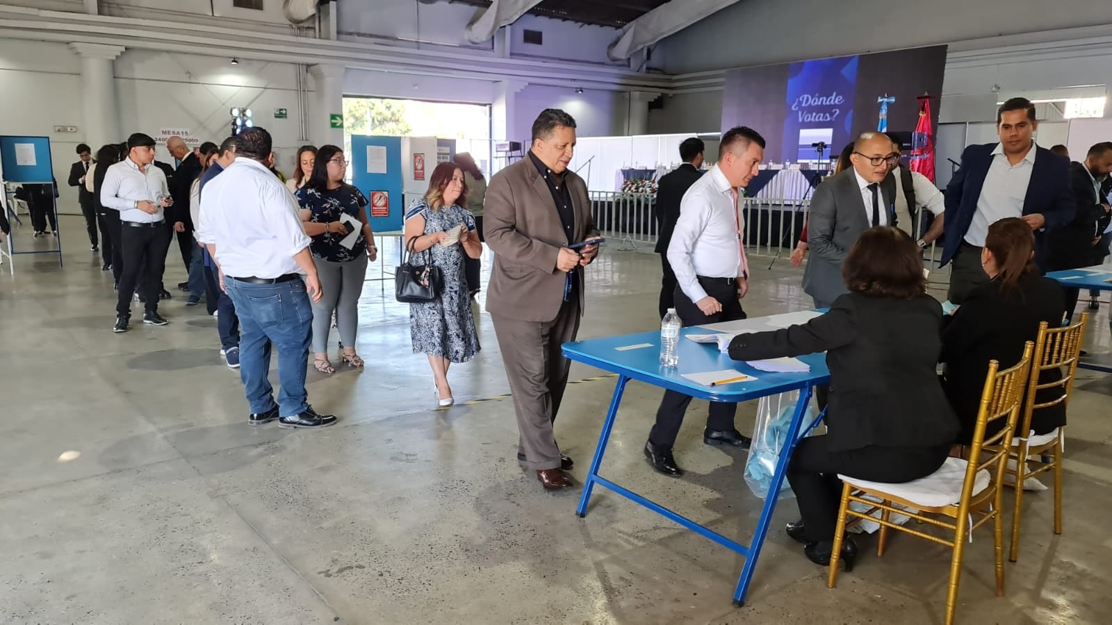 Profesionales del CANG participan en la jornada de votación. Foto: Stanley Herrarte