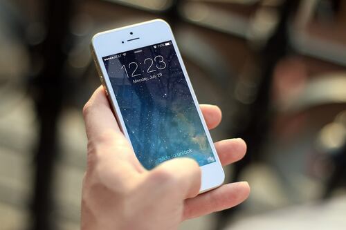 Apple advierte a sus usuarios que dejen de poner iPhones mojados dentro de arroz "no hará ninguna diferencia"