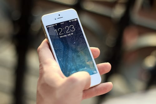 Apple advierte a sus usuarios que dejen de poner iPhones mojados dentro de arroz "no hará ninguna diferencia"