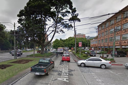 Hombre muere dentro de taxi por posible paro cardíaco en la avenida Reforma