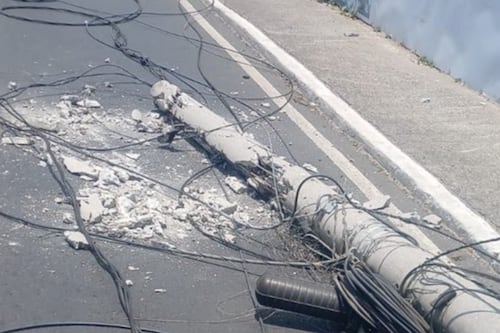 Transporte pesado derriba poste en la Atanasio y se da a la fuga