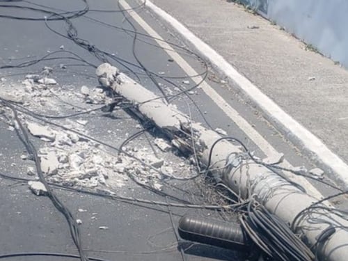 Transporte pesado derriba poste en la Atanasio y se da a la fuga