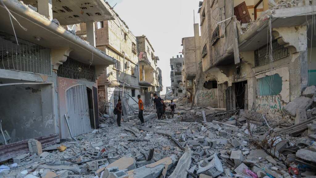 La cifra de muertos en Gaza a raíz de los ataques israelíes desde el 7 de octubre de 2023 supera los 48,200, la mayoría de ellos niños y mujeres, de acuerdo con cifras oficiales del Ministerio de Salud de Gaza. Sin embargo, diferentes organizaciones no gubernamentales estiman que el número real es mucho mayor, en una población de unos 2 millones de habitantes, y que los bombardeos israelíes han reducido gran parte del territorio a escombros.