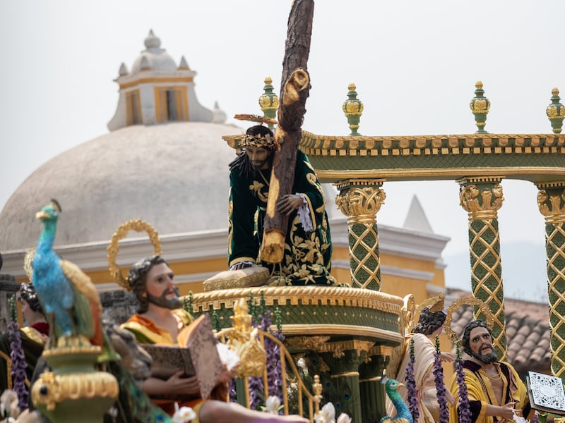 Habilitan buses gratuitos y parqueos para cortejo de Jesús de la Caída en Antigua Guatemala