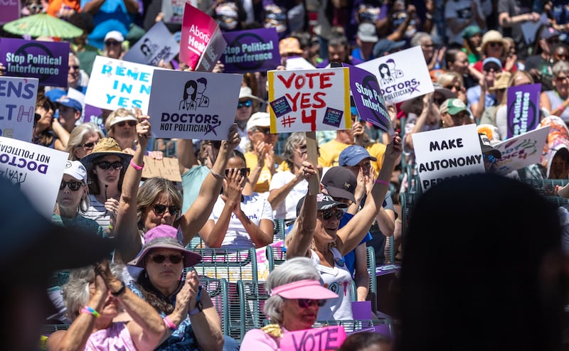 ARCHIVO – Partidarios del derecho al aborto en un mitin de apoyo a la campaña "Yes On 4" (Sí a las 4) en el centro de Orlando, Florida, el 13 de abril de 2024. (Willie J. Allen Jr./Orlando Sentinel vía AP, Archivo)