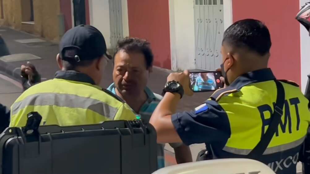 Conductor de taxi en estado de ebriedad provoca accidente.