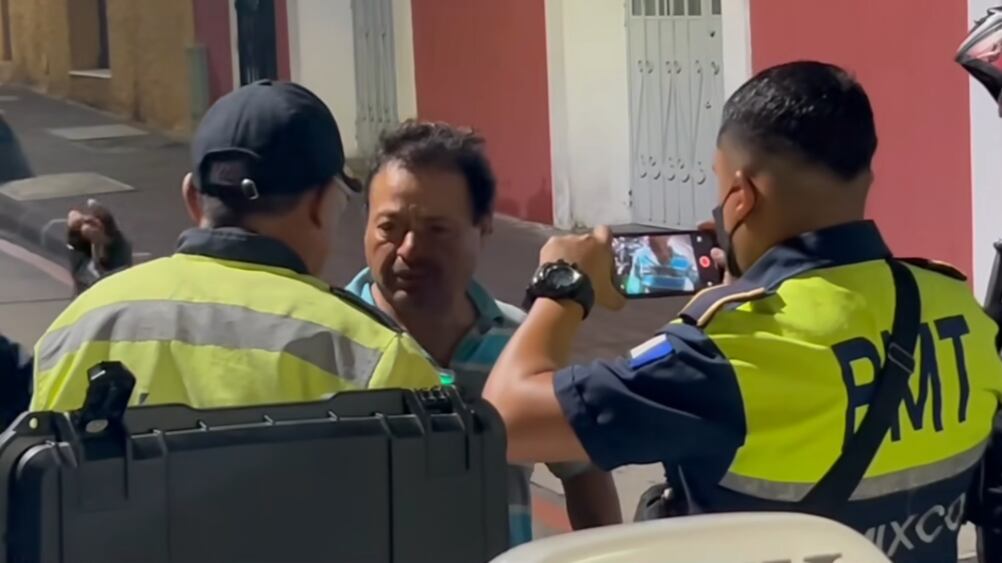 Conductor de taxi en estado de ebriedad provoca accidente.