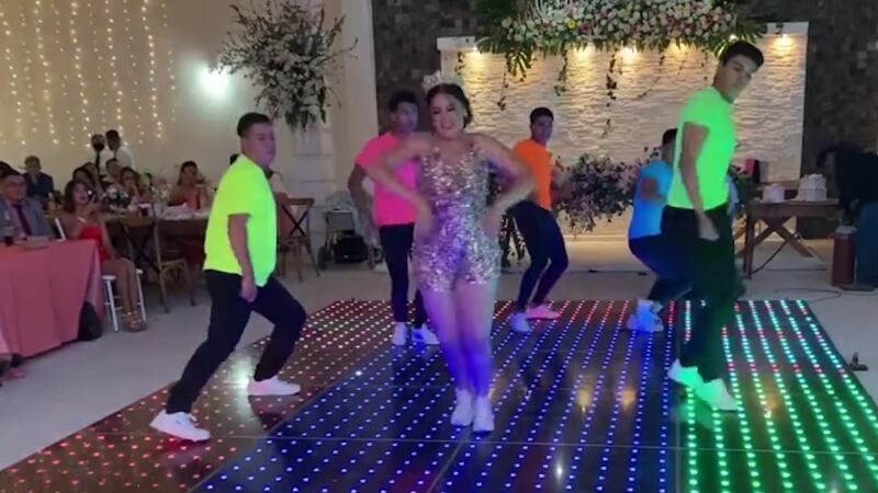 Chambelán se luce en baile y le roba el show a quinceañera