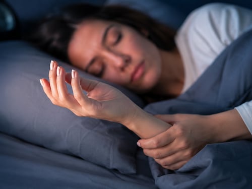 ¿Por qué despiertas con una mano dormida? La explicación que pocos conocen
