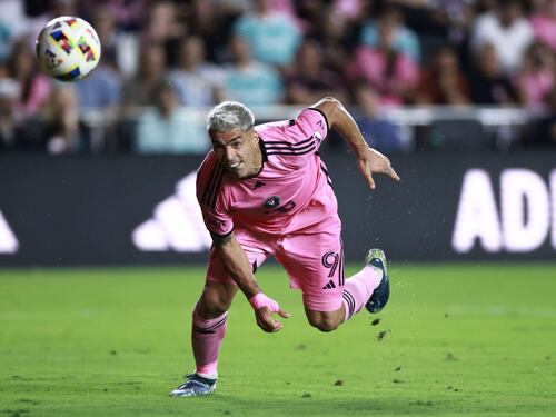 Luis Suárez atacó de nuevo y volvió a morder otro jugador, pero esta vez fue a un compañero