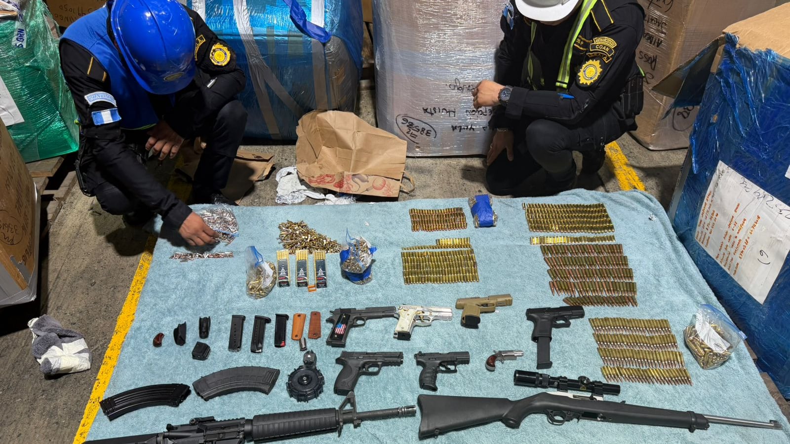 El cargamento ilegal de armas estaba oculto en un contenedor procedente de Estados Unidos. Foto: PNC