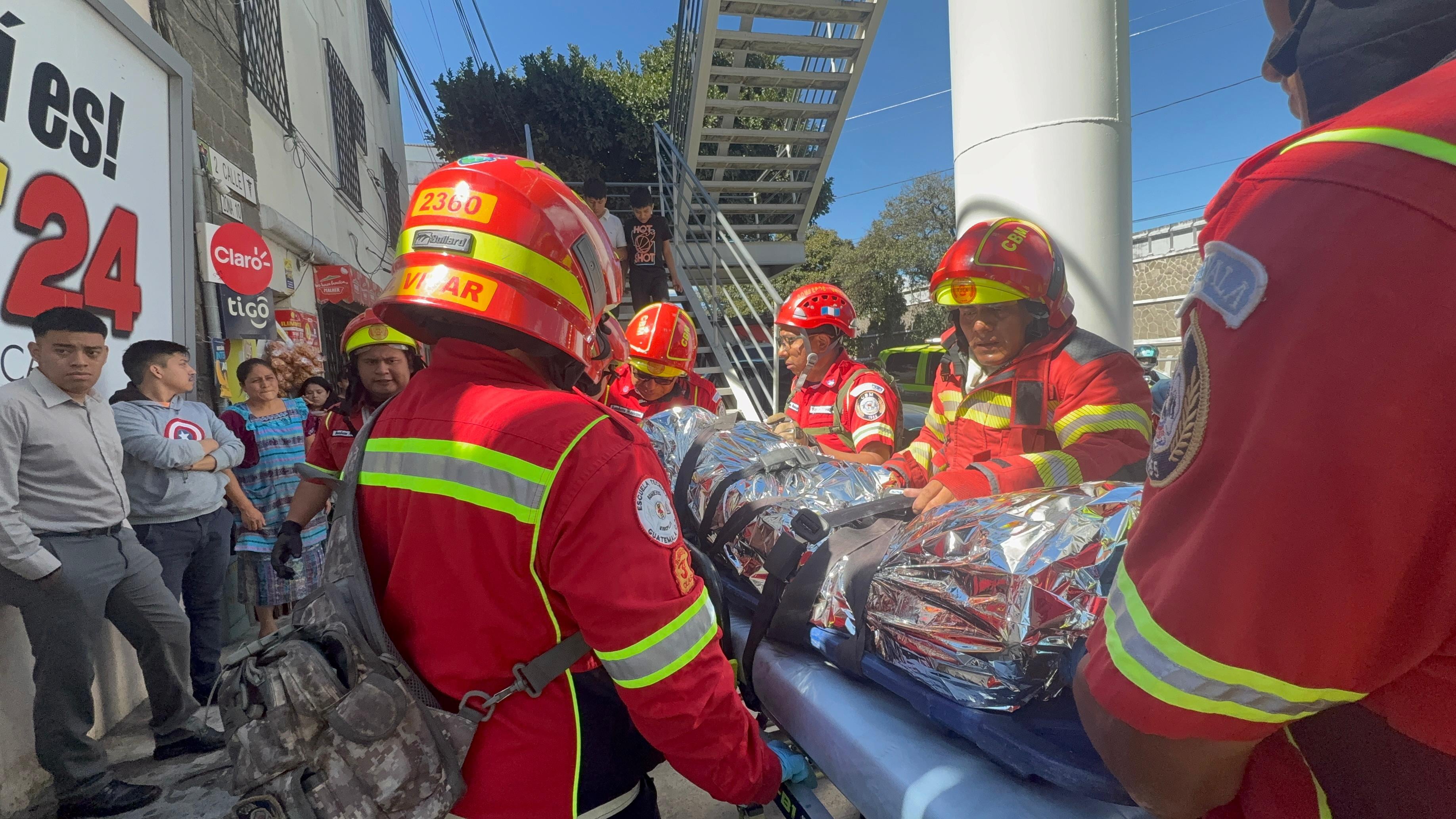 Los paramédicos trasladaron al herido al IGSS de accidentes. Foto: CBM