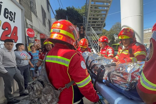 Hombre sufre descarga eléctrica mientras trabajaba en valla publicitaria en zona 10