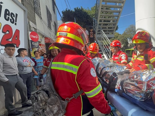 Hombre sufre descarga eléctrica mientras trabajaba en valla publicitaria en zona 10