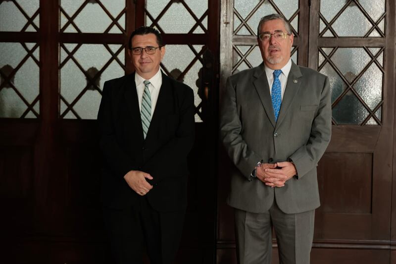 El presidente Bernardo Arévalo junto con el aspirante a fiscal general, Gabriel Estuardo García Luna.