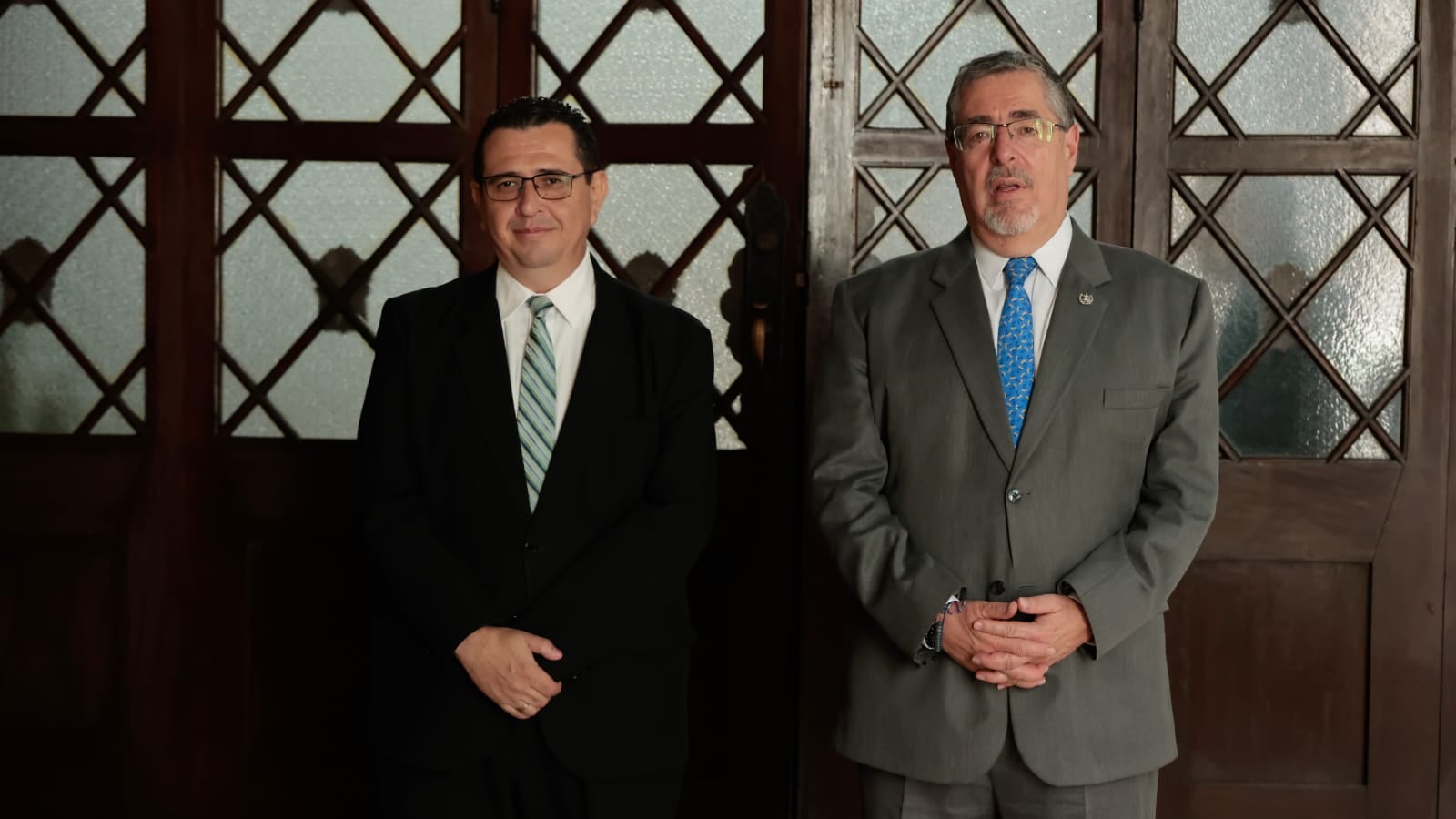 El presidente Bernardo Arévalo junto con el aspirante a fiscal general, Gabriel Estuardo García Luna.