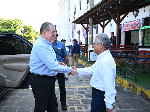 Arévalo aterriza en Retalhuleu y pasa a un café: así arranca la gira ‘A tu Tierra’