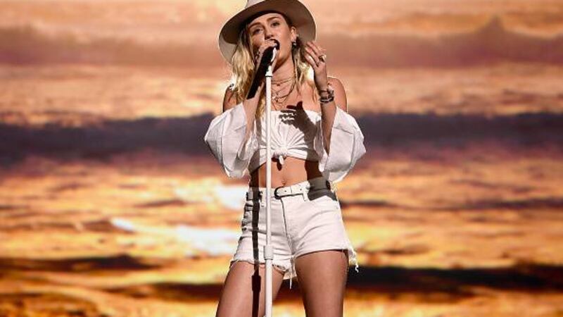 Miley Cyrus termina llorando al interpretar "Malibú" en los Billboard 2017