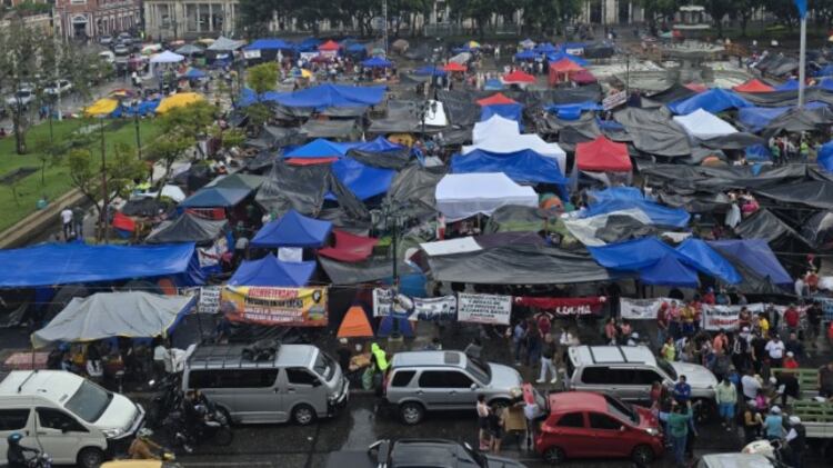 El STEG mantiene la manifestación frente al Palacio Nacional. Foto: RR.SS.