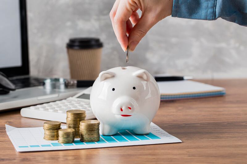Aprender a ahorrar para un viaje puede convertirse en un proceso emocionante y estimulante. No sólo te acercará un poco más a las vacaciones de tus sueños, además, te ayudará a crear hábitos de ahorro para diferentes proyectos y situaciones. Foto: Freepik.