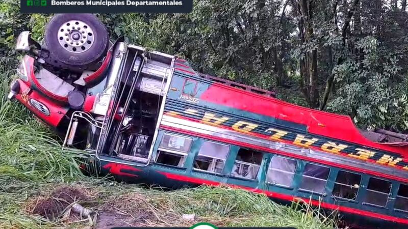 Bus cae a una hondonada en Suchitepéquez