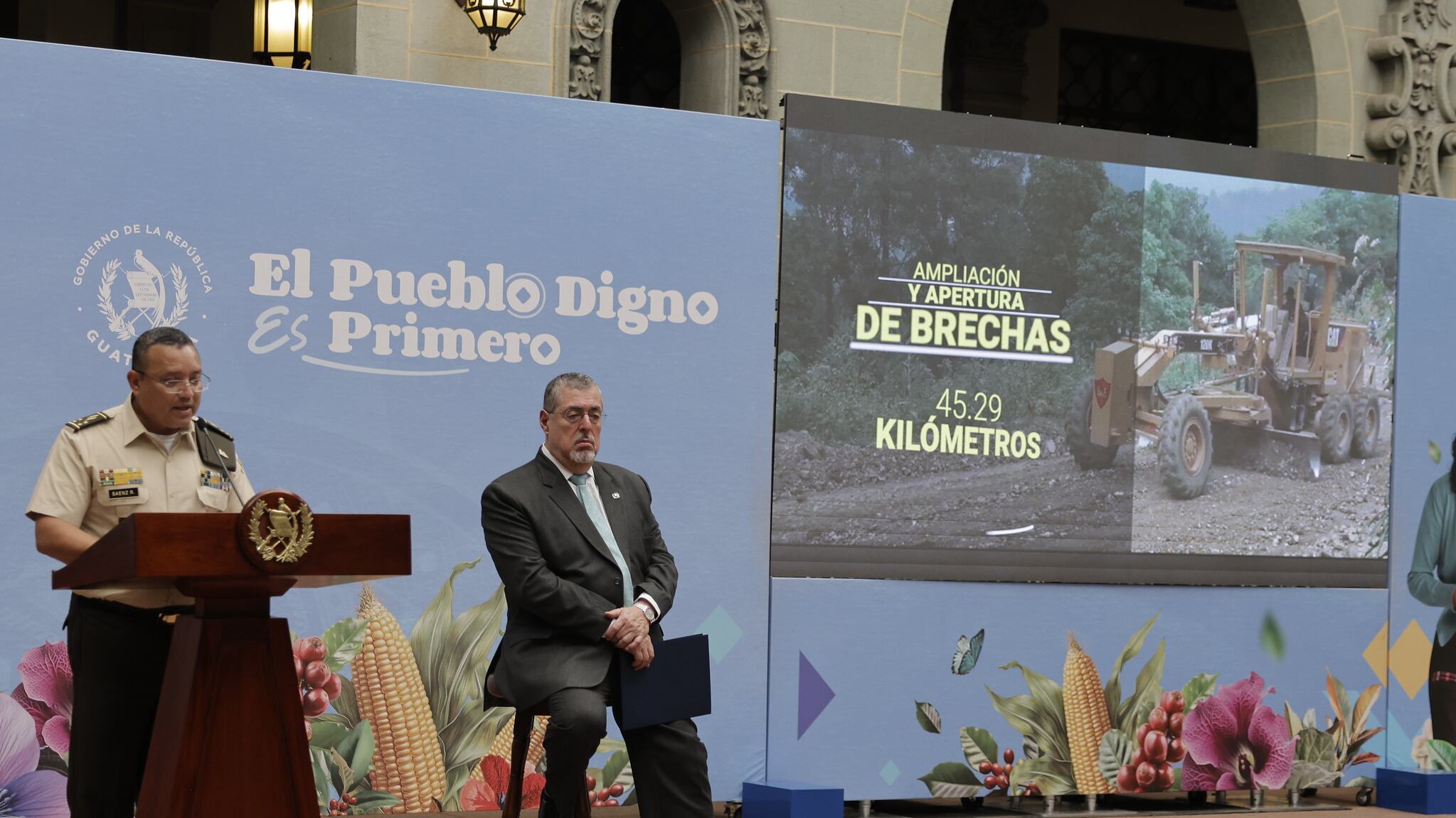 El presidente Bernardo Arévalo junto con Henry Sáenz, ministro de la Defensa.