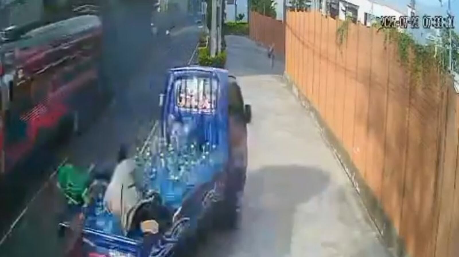 Video: Bus extraurbano casi genera un hecho de trΓ‘nsito tras rebasar en ...