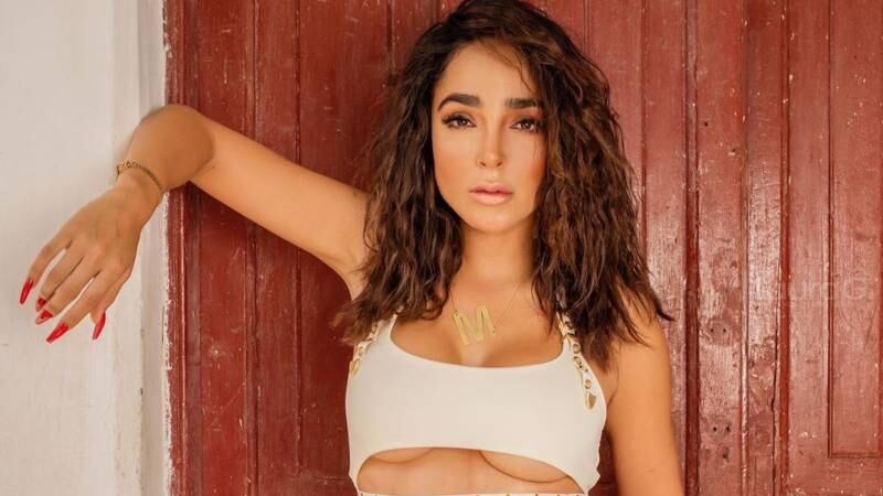 Manelyk publica sexy foto sin sostén y la atacan por el exceso de filtros