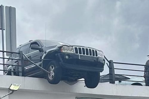 Carro casi cae de segundo nivel de centro comercial de Mixco