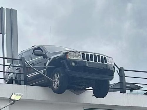 Carro casi cae de segundo nivel de centro comercial de Mixco