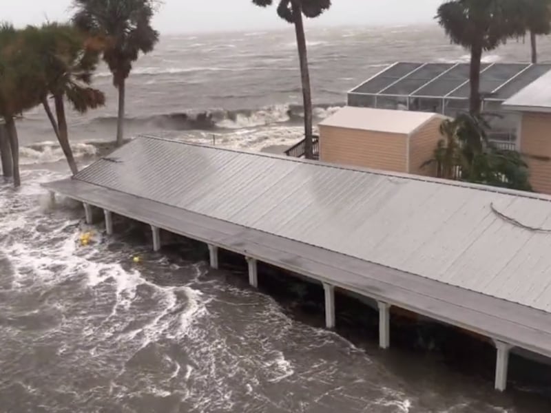 VIDEOS: Huracán Idalia “extremadamente peligroso” toca tierra en Florida