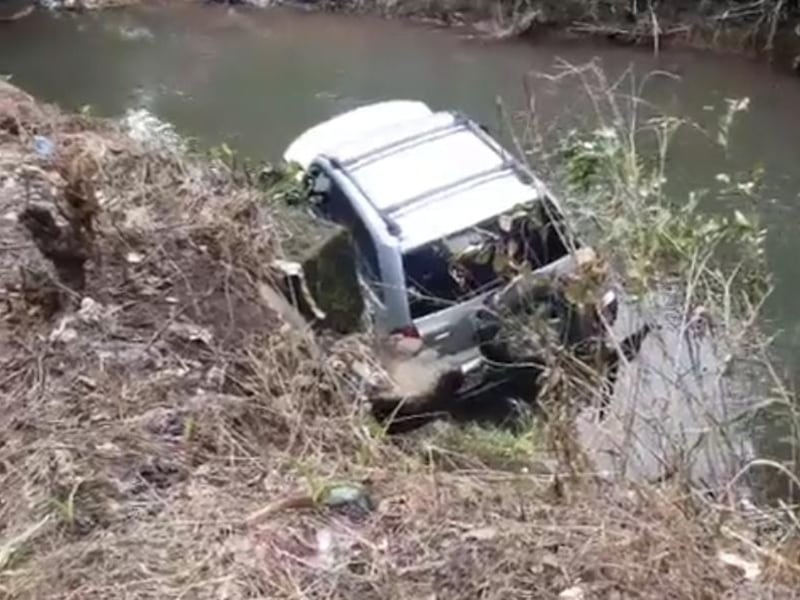 Conductor de vehículo pierde el control y cae en un río