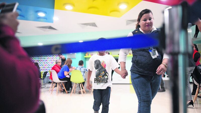 Menores retornados serán puestos en cuarentena en un hotel por prevención del Covid-19