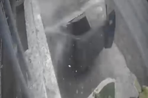 VIDEO. ¡Por poco! Empleado municipal se salva de morir aplastado por un automóvil en CAES