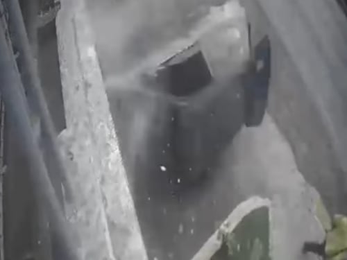 VIDEO. ¡Por poco! Empleado municipal se salva de morir aplastado por un automóvil en CAES