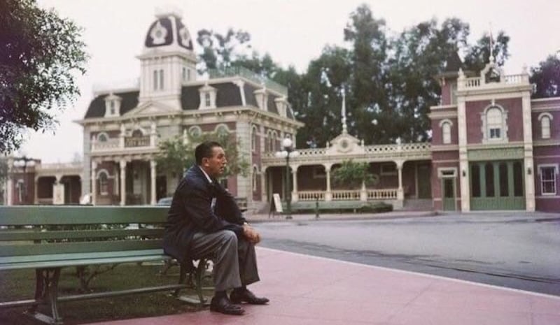 Calles sin terminar, atracciones nuevas y el sueño de Walt hecho realidad.
¡Han pasado 70 años desde ese día histórico! ¿