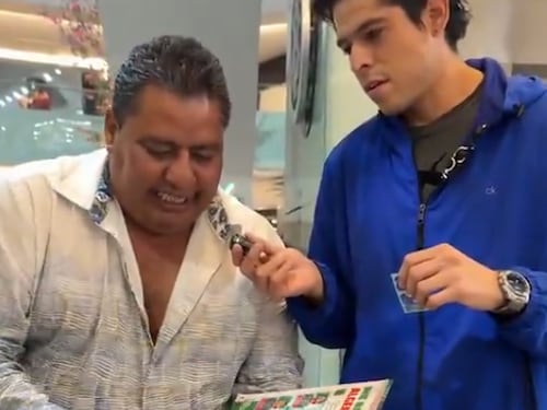 ¡Misión cumplida! La emotiva celebración de un aficionado al llenar su álbum del Mundial