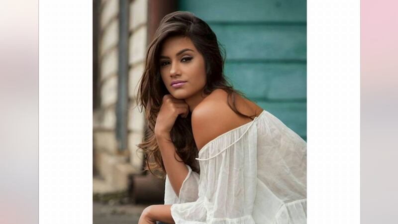 Jessica Scheel se levanta la blusa y por accidente enseña de más