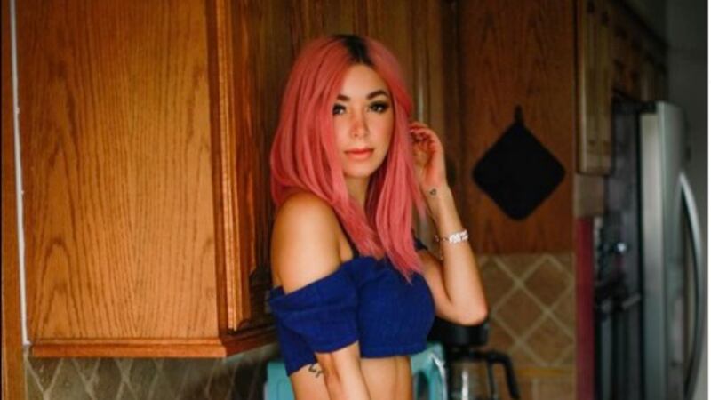 La youtuber Caeli calienta las redes en lencería transparente y enseñando de más